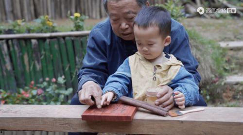 吃瓜爷爷和外婆视频,展现祖孙情深