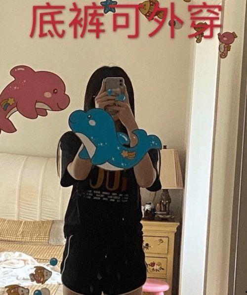 漫展女子吃瓜,女子吃瓜成焦点，围观群众热议不断