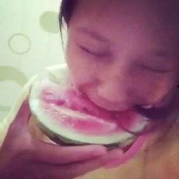 海边吃瓜吐舌视频,夏日欢乐瞬间